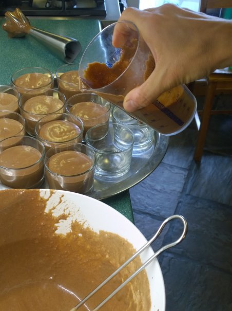 filling chocolate mousse